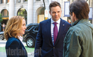 Gillian Anderson, Joel McHale et David Duchovny dans X-Files saison 10