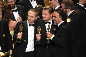 Emmanuel Lubezki, Leonardo DiCaprio et Alejandro Gonzales Inarritu primés pour The Revenant - Oscars 2016 / Photo AFP