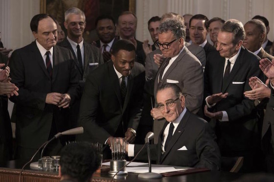 Bryan Cranston (Lyndon B. Jonhson) et Anthony Mackie (Martin Luther King) dans All The Way sur HBO