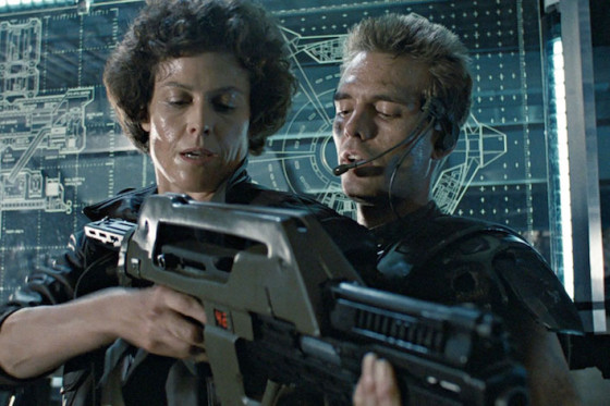 Michael Biehn et Sigourney Weaver dans Aliens de James Cameron