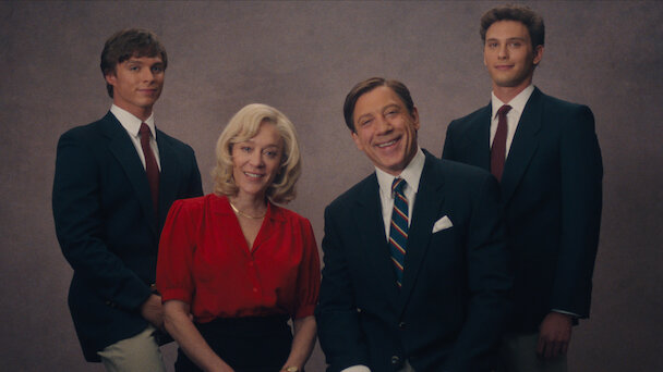 Nicholas Alexander Chavez Cooper Koch chloe sevigny et Javier Bardem - Monstres Lhistoire de Lyle et Erik Menendez Nicholas Alexander Chavez Cooper Koch chloe sevigny et Javier Bardem - Monstres Lhistoire de Lyle et Erik Menendez