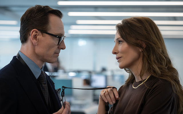 Michael Fassbender et Cate Blanchett dans The Insider de Steven Soderbergh -Photo Claudette Barius Focus Features Michael Fassbender et Cate Blanchett dans The Insider de Steven Soderbergh -Photo Claudette Barius Focus Features
