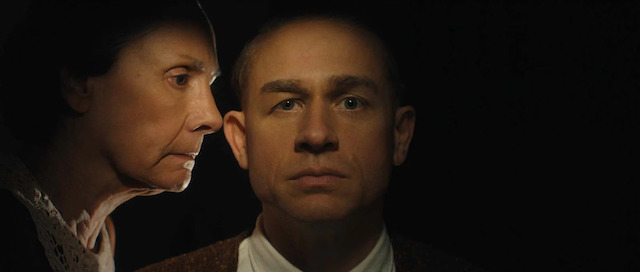 Laurie Metcalf et Charlie Hunnam dans Monstre - LHistoire dEd Gein - Netflix Laurie Metcalf et Charlie Hunnam dans Monstre - LHistoire dEd Gein - Netflix