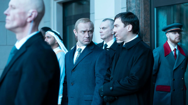 Paul Dano et Jude Law dans Le Mage du Kremlin - Curiosa Films - Gaumont Distribution Paul Dano et Jude Law dans Le Mage du Kremlin - Curiosa Films - Gaumont Distribution