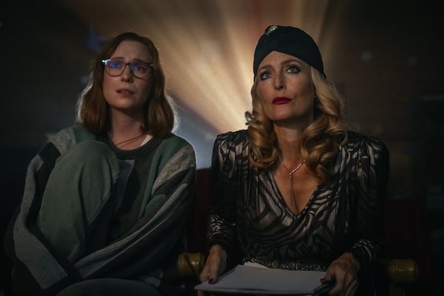 Gillian Anderson et Hannah Einbinder dans Teenage Sex and Death at Camp Miasma - Credit photo Mubi2 Gillian Anderson et Hannah Einbinder dans Teenage Sex and Death at Camp Miasma - Credit photo Mubi2