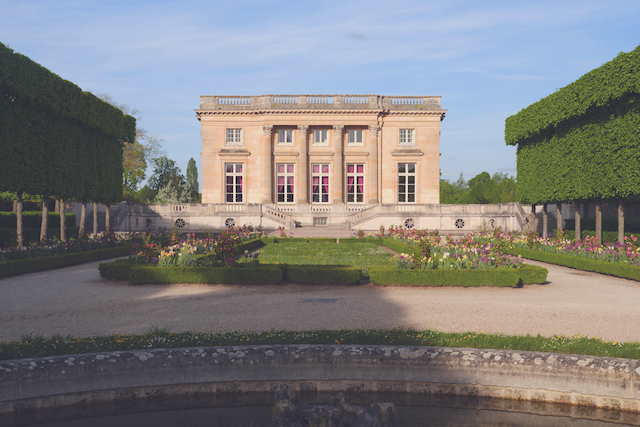 Un versaille sur mesure - Le Petit Trianon vu du jardin français © Andrew Durham Un versaille sur mesure - Le Petit Trianon vu du jardin français © Andrew Durham